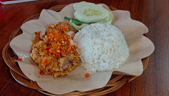 Kuliner Ayam Goreng Dimemarkan dan Diaduk dengan Sambal